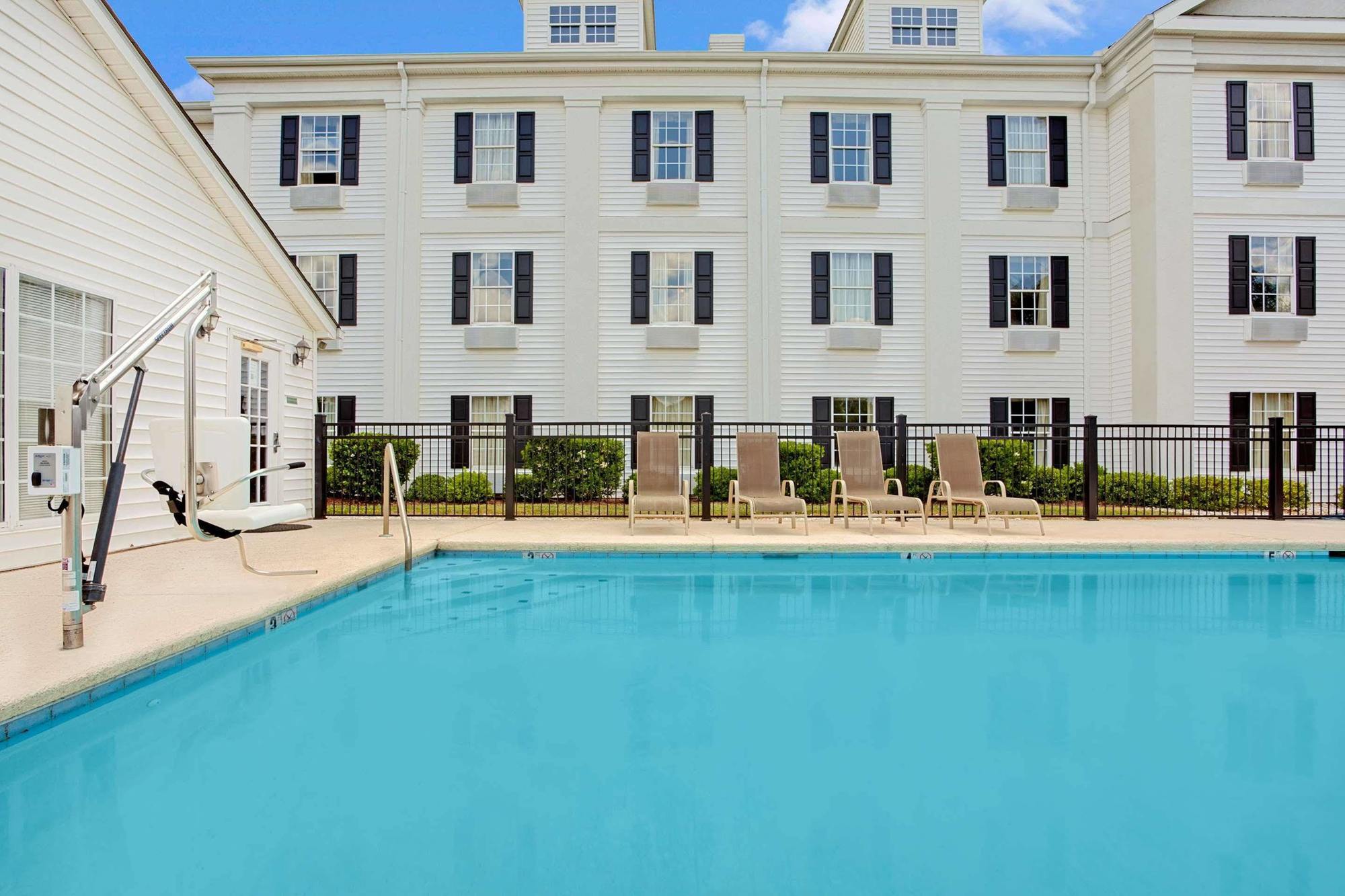 Baymont By Wyndham Pearl Hotel Ngoại thất bức ảnh